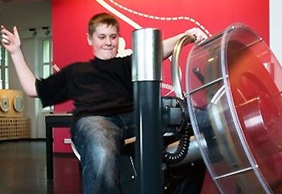 Jugendlicher testet interaktives Exponat im Dynamikum